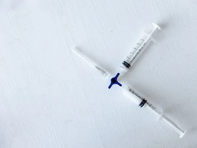 Panorama nan aplikasyon pou Microneedle nan esè klinik: soti nan livrezon san...